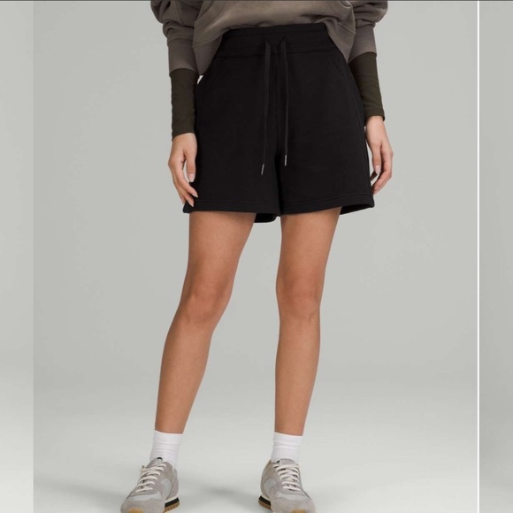 lululemon athletica Women's Black Scuba High-Rise Shorts-5" - Picture 1 of 7